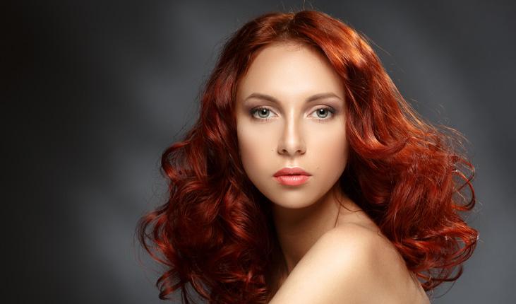 mulher com cabelos ruivos