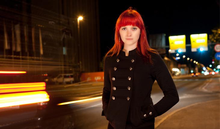 mulher 20 anos com cabelo vermelho vibrante