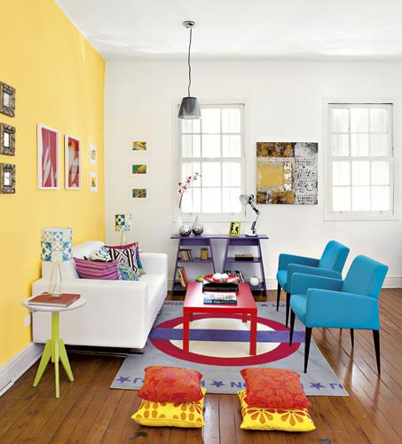 Sala de estar com móveis coloridos