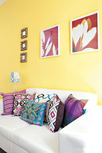 Sala de estar com móveis coloridos