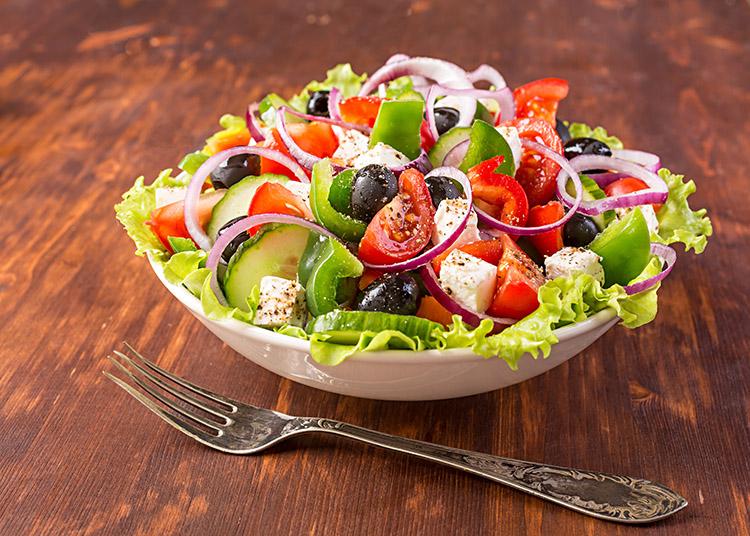 Salada colorida e garfo
