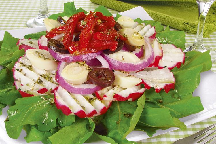 Salada de rúcula, rabanete, cebola roxa, azeitona, palmito e tomate seco