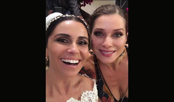Letícia Spiller e Giovanna Antonelli posando para uma 'selfie' nos bastidores da novela