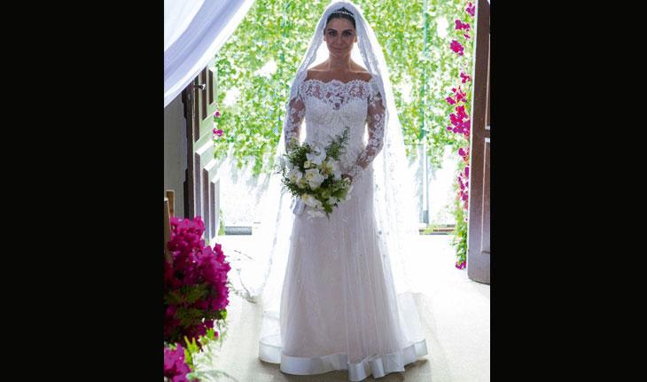 Alice (Giovanna Antonelli) com visão completa do vestido de casamento