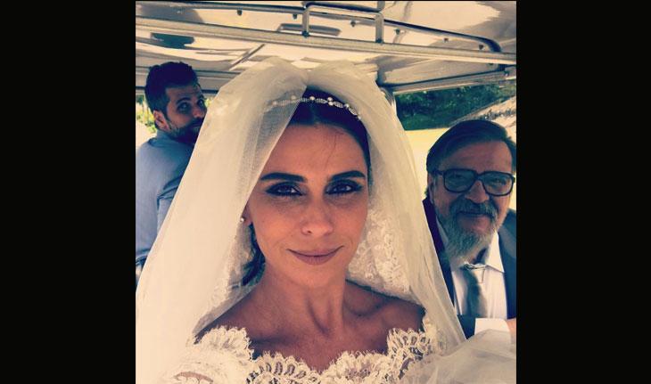 Giovanna Antonelli fazendo 'selfie' vestida de noiva