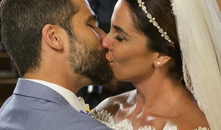 Bruno Gagliasso e Giovanna Antonelli se beijando para a cena do casamento entre Alice e Mario