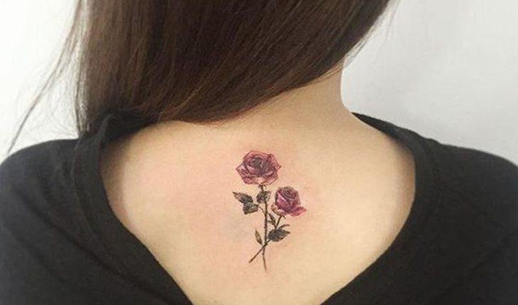 tatuagens femininas nas costas na região da escápula