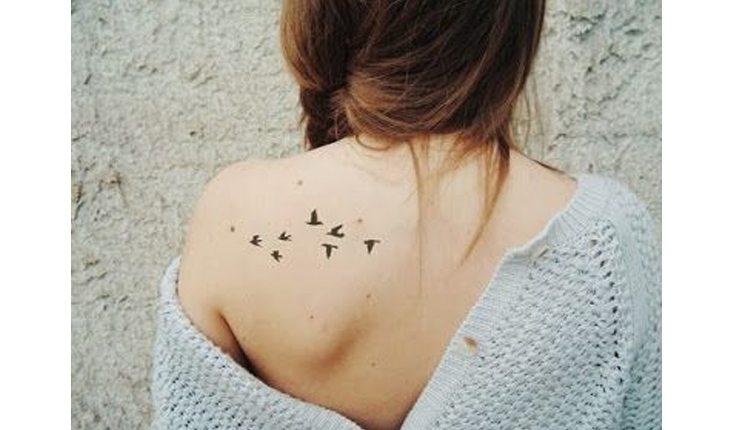 tatuagens femininas nas costas no ombro