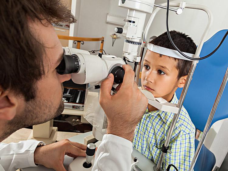 criança fazendo exame no oftalmologista 