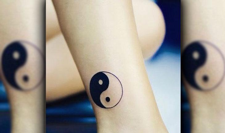 tatuagem mística com a imagem do símbolo yin-yang.