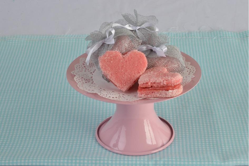 bem-casado de morango em formato de coração sobre uma bandeja cor-de-rosa e com fundo azul bebê, embalar bem-casados
