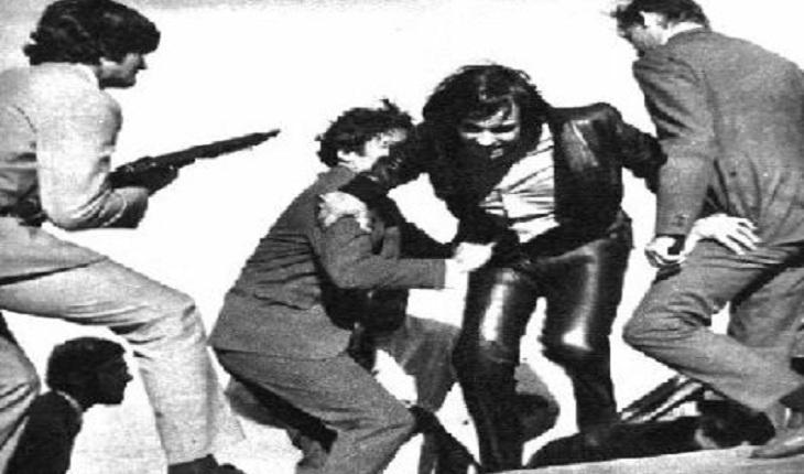 Imagem preta e branca com cena do filme Roberto Carlos em ritmo de aventura