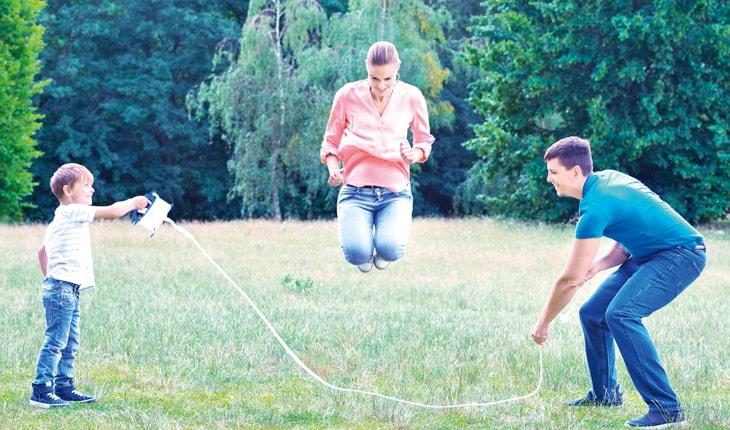 pais e filhos curtindo brincadeiras ao ar livre