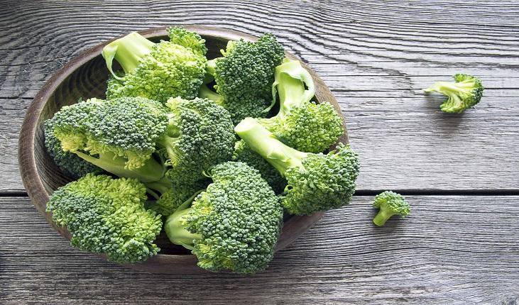 os vegetais verde-escuros, como o brócolis, são ricos em antioxidantes que protegem o cérebro. O mais abundante é o folato, nutriente importante para a atividade neural e função cognitiva. Outros antioxidantes presentes no vegetal são a vitamina E e o sulforafano, que protegem os neurônios de danos.