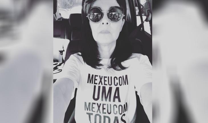 Figurinista Cláudia Kopke usando a camiseta da campanha Chega de Assédio