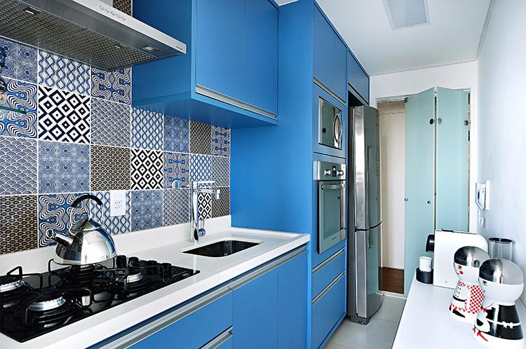 cozinha com cores vibrantes em azul
