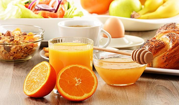 laranja, suco de laranja, mel e mesa de café da manhã