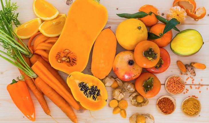 Frutas em tons laranjas e amarelas