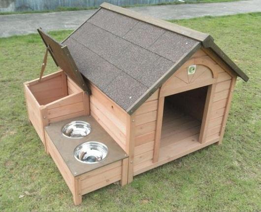 imagem de uma casinha de cachorro feita em madeira com comedouro e bebedouro embutidos, além de um baú para guardar coisinhas.