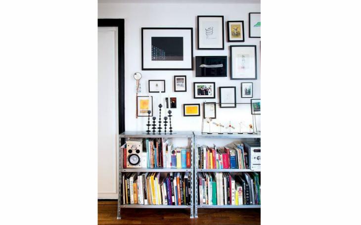 estante de aço na decoração média com livros sala