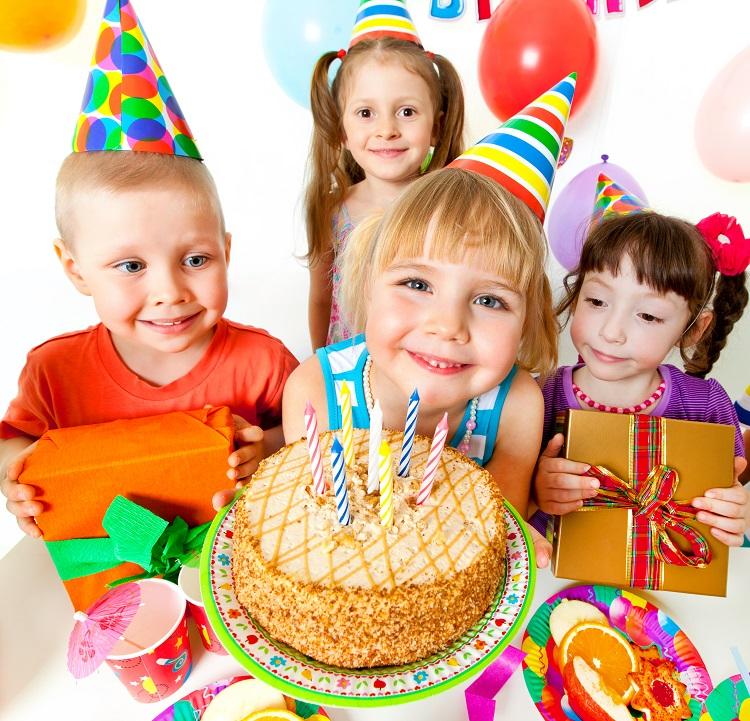 Crianças, festa infantil, velas, balões, presente