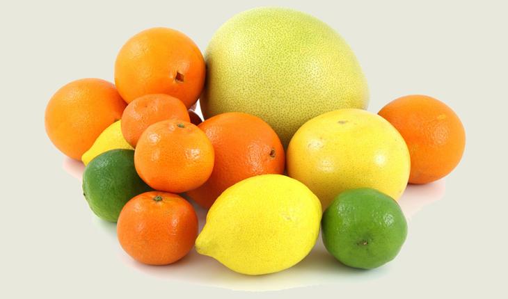 Laranjas, limões, maracujás (frutas cítricas, que estão na lista de alimentos funcionais) empilhados um sobre o outro