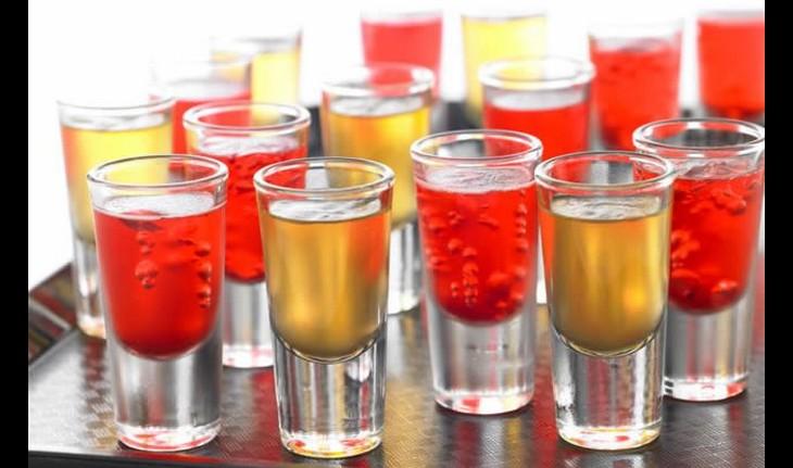 Diversos copos coloridos contendo jelly shots