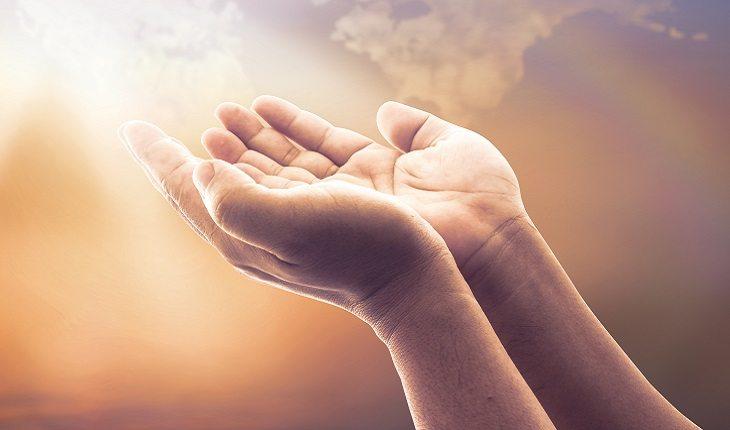 Mãos de mulher, em direção ao céu, rezas, oração, espírito santo