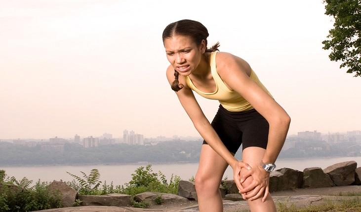 A dor no joelho que afeta as mulheres apresenta diversas causas.