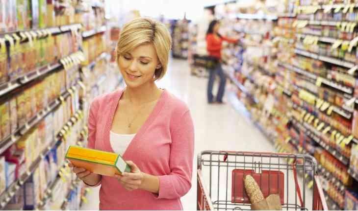Mulher escolhendo comida no supermercado