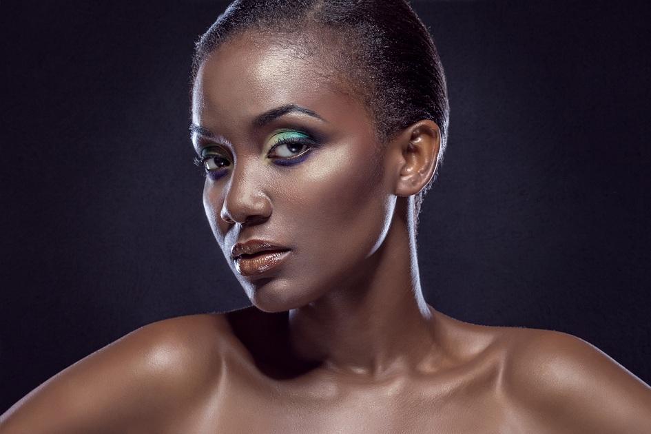 mulher negra com maquiagem colorida