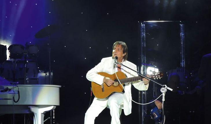 Roberto Carlos cantando em seu show com violão