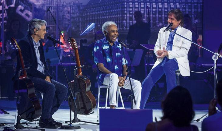 Roberto Carlos cantando com os amigos Caetano Veloso e Gilberto Gil