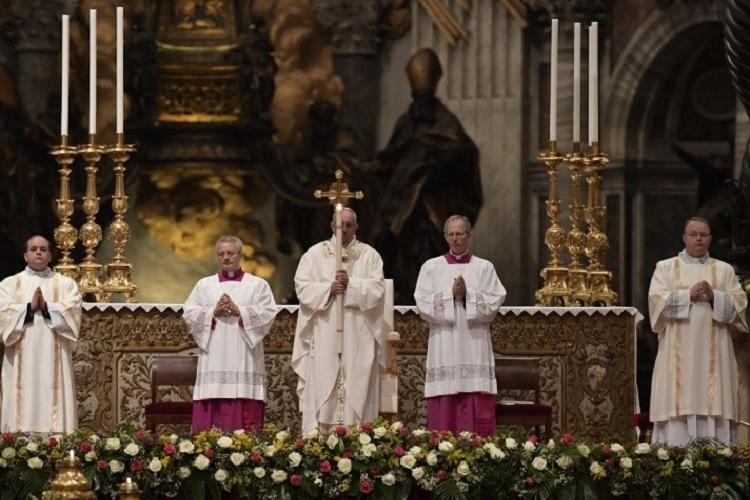 Na imagem, o papa Francisco está carregando uma cruz no altar com outros padres ao seu lado no feriado santo. 