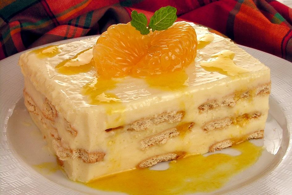 pavê cremoso de tangerina,calda em cima,prato branco