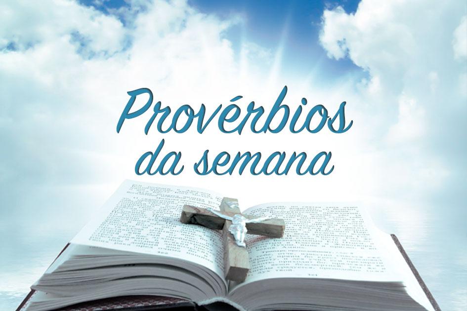 Céu aberto com nuvens, bíblia aberta com crucifixo em cima e acima escrito "provérbios da semana"