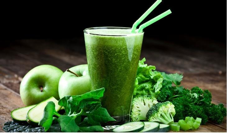 Suco verde com clorofila e alimentos verdes