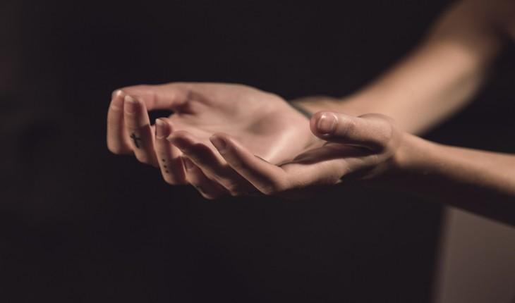 Imagem focalizada em duas mãos com as paumas para cima, juntas, em sinal de oração. Provérbios