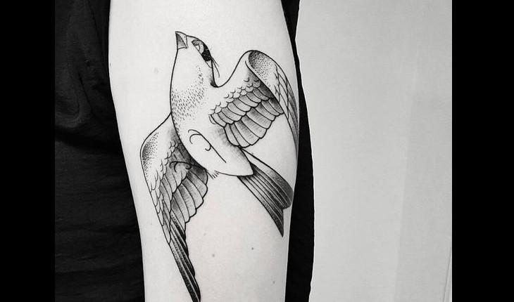 tatuagem de pássaro de pontilhismo