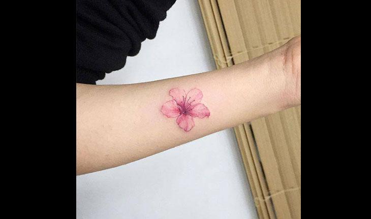 tatuagem de flor no pulso