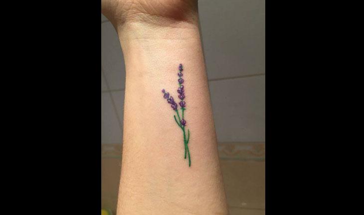 tatuagem de flor no pulso
