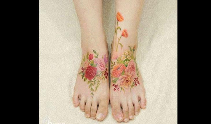tatuagem de flor colorida no pé