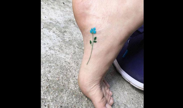 tatuagem de flor no pé