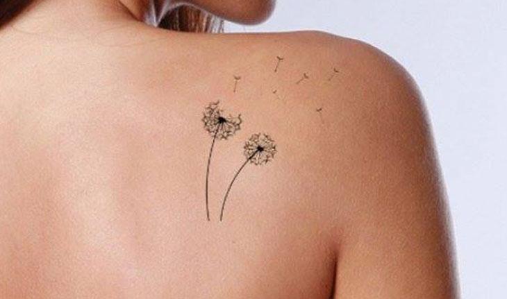 tatuagem de flor no ombro