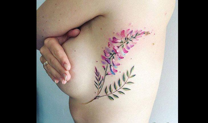 tatuagem de flor na costela