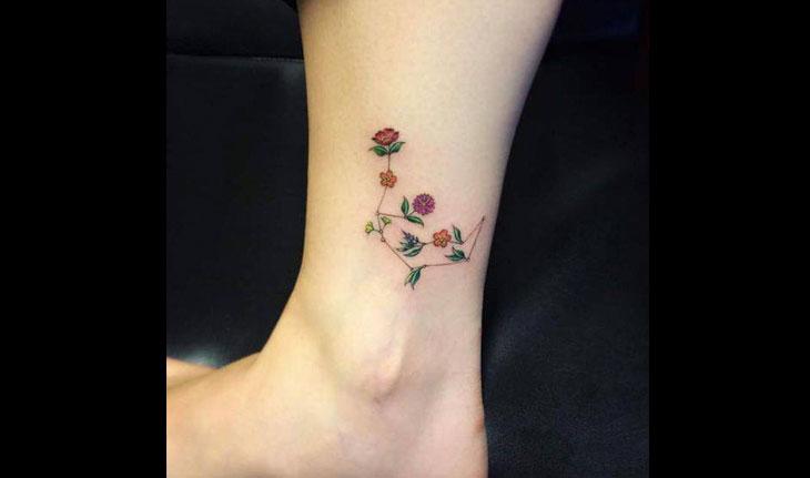 tatuagem de flor no tornozelo