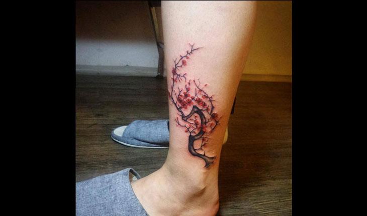 tatuagem de flor no tornozelo