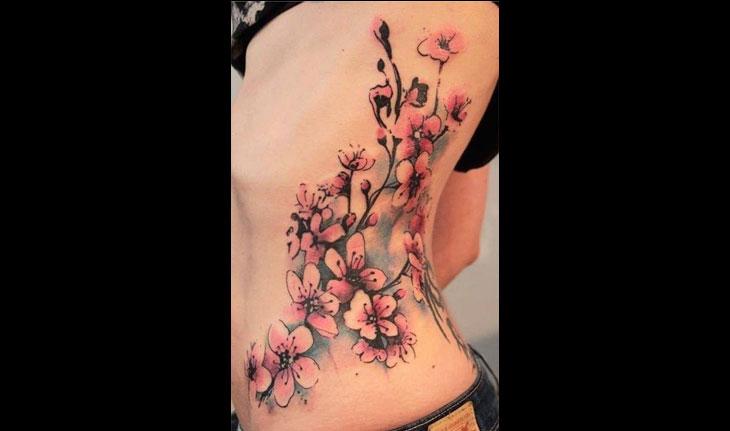 tatuagem de flor na costela