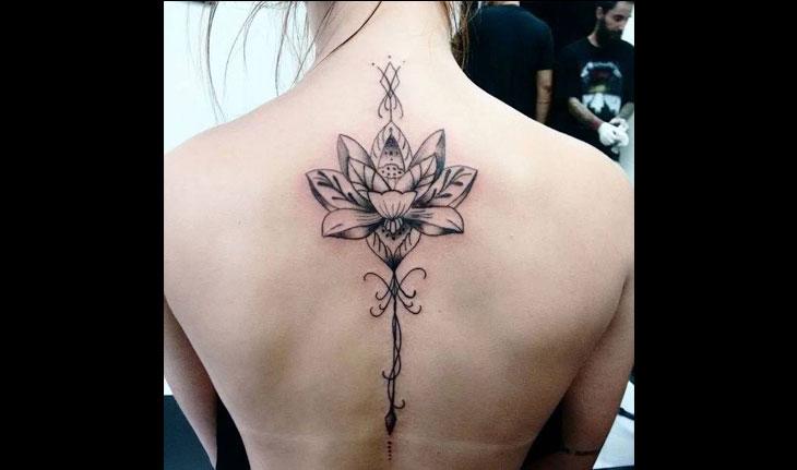 tatuagem de flor nas costas