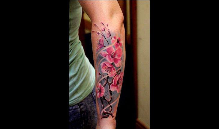 tatuagem de flor no braço
